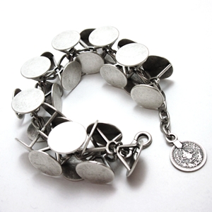 Three-dimensional Circles on Chain Bracelet
